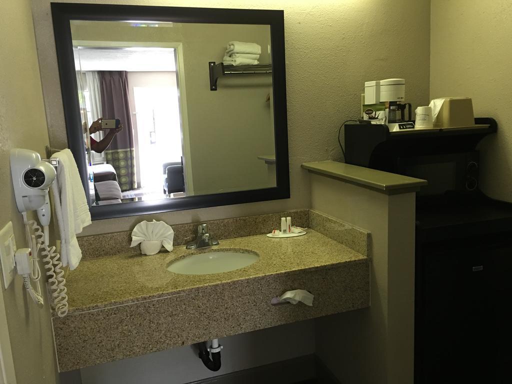Motel Super 8 By Wyndham Salinas Exterior foto