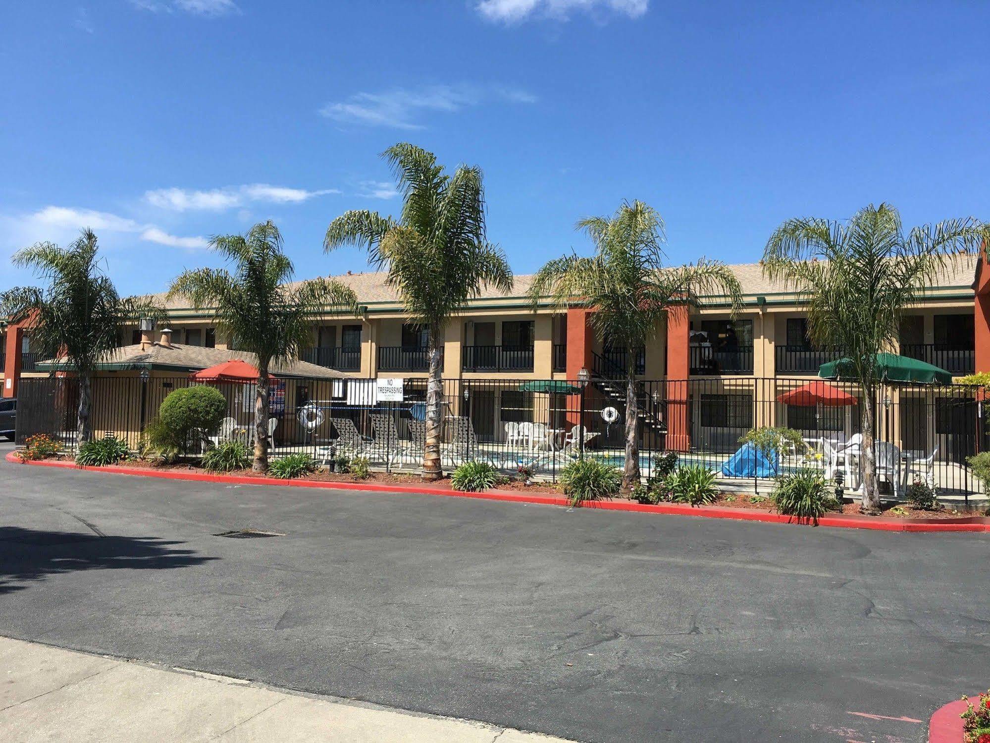 Motel Super 8 By Wyndham Salinas Exterior foto